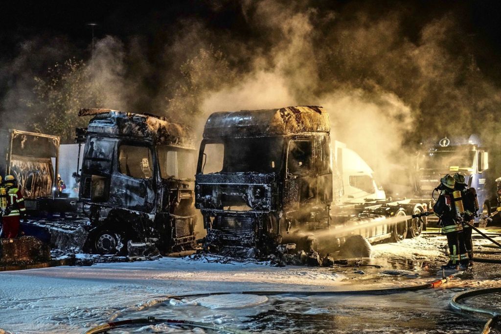 Mehrere hunderttausend Euro Schaden: Köngen: Feuer vernichtet fünf Sattelschlepper