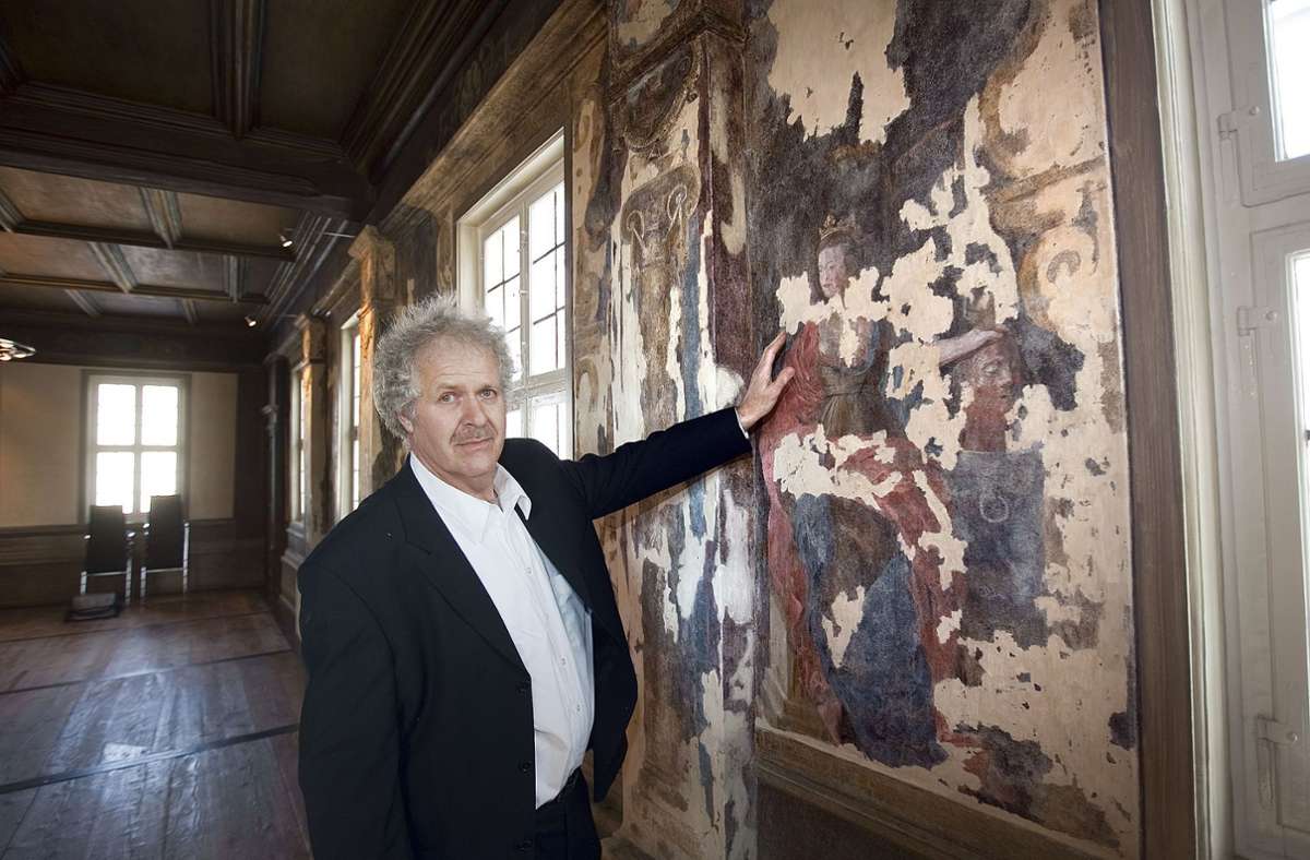 Der Restaurator Hans Cabanis zeigt den Rittersaal vor der Erneuerung der wertvollen Wandmalereien.