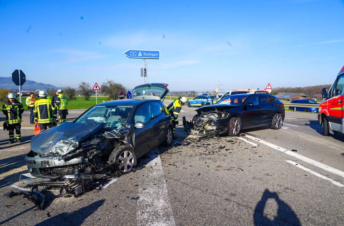 Unfall in Aichelberg: Gegenverkehr übersehen – zwei Schwerverletzte