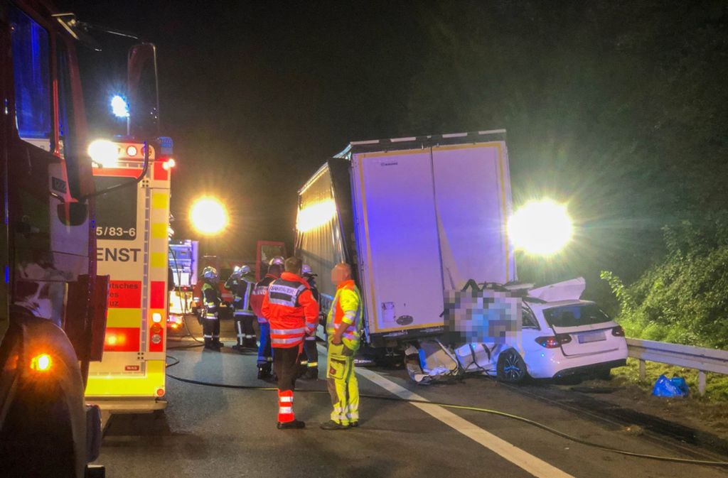 Unfall auf A8 bei Kirchheim: A8 nach heftigem Crash voll gesperrt