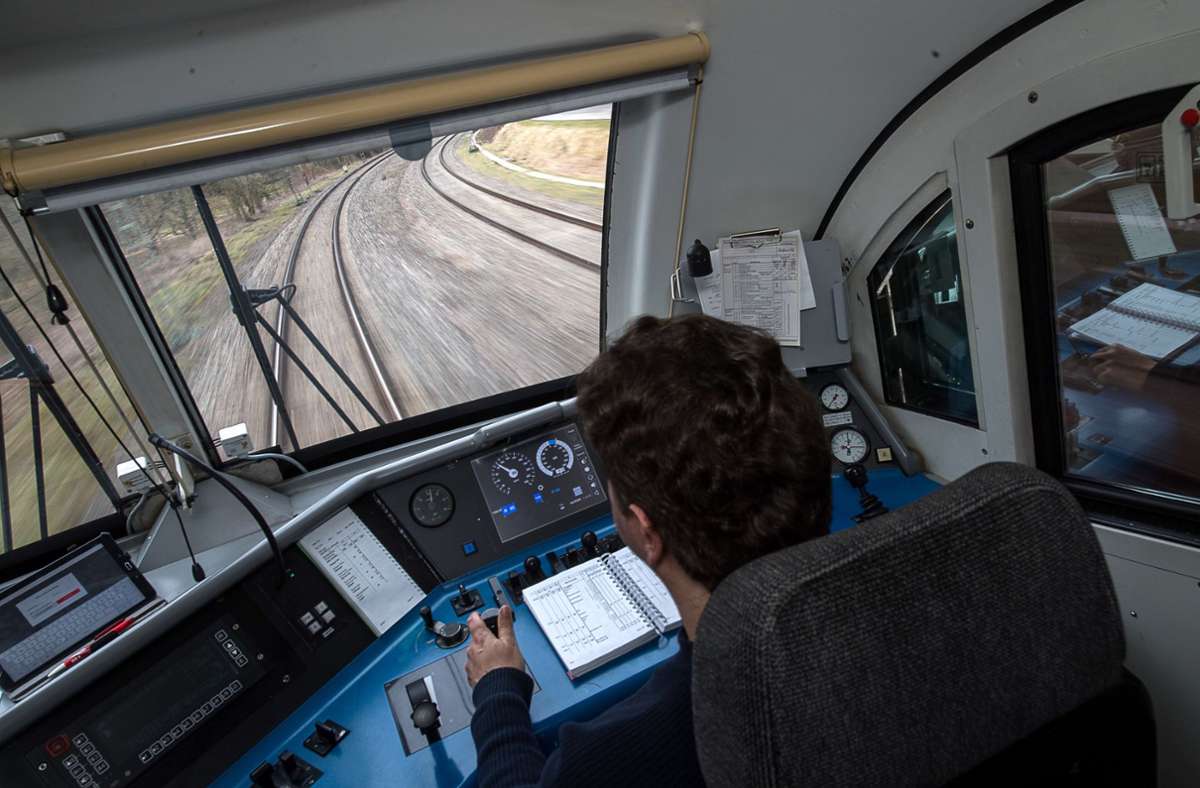Gehalt bei Deutsche Bahn und SSB: Wie viel verdient ein Lokführer und was ein Busfahrer?