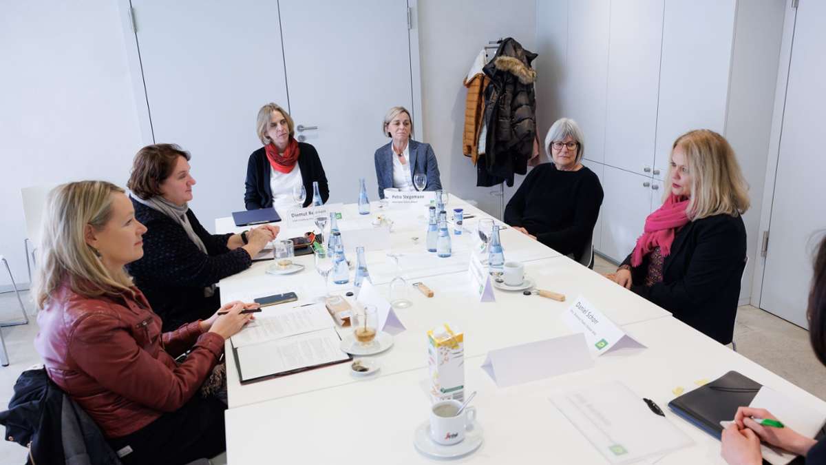 Theresa Schopper und Thekla Walker unterwegs  im Kreis Böblingen: Lehrerinnen erzählen Politikerinnen vom Grundschulalltag