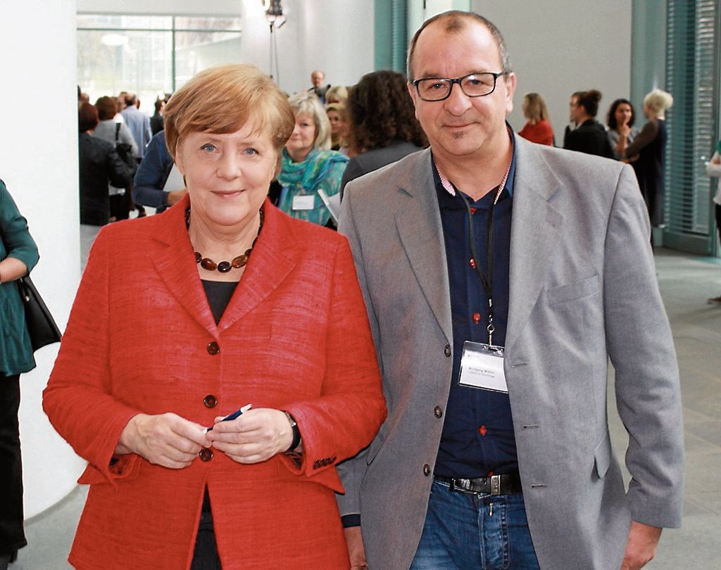 Wolfgang Walter nimmt im Kanzleramt Ehrung für Engagement der SV 1845 Esslingen in der Flüchtlingshilfe entgegen: Ein Date mit Angela Merkel