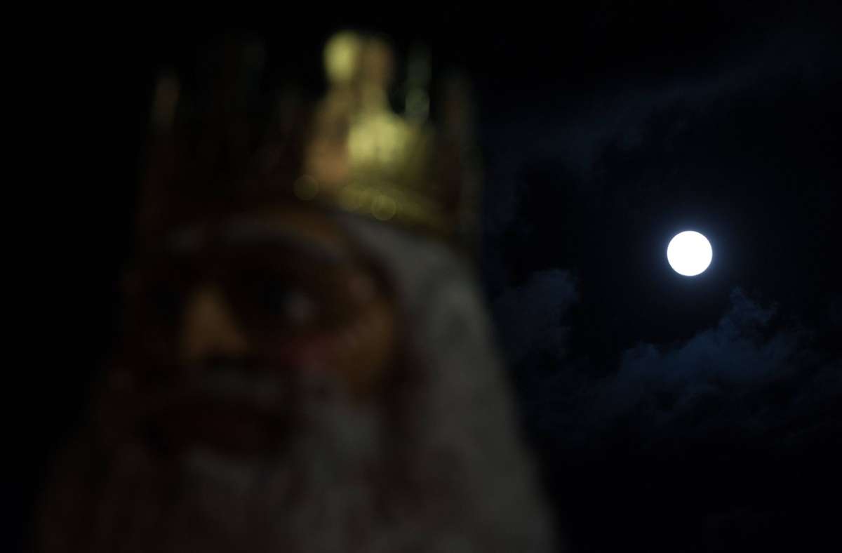 Und im andalusischen Málaga beleuchtete der Mond viele Kirchen und Statuen.
