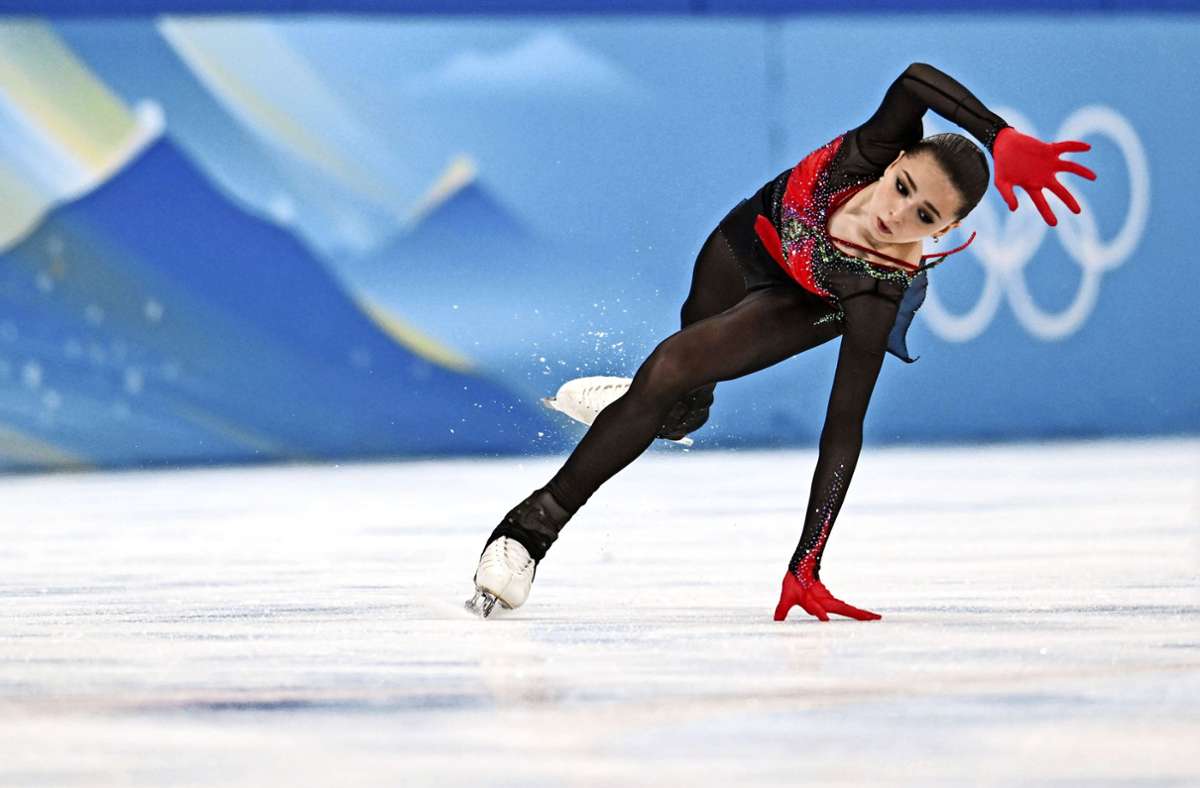 Kamila Walijewa verliert mehrmals das Gleichgewicht während ihrer Kür. Foto: imago/Xinhua