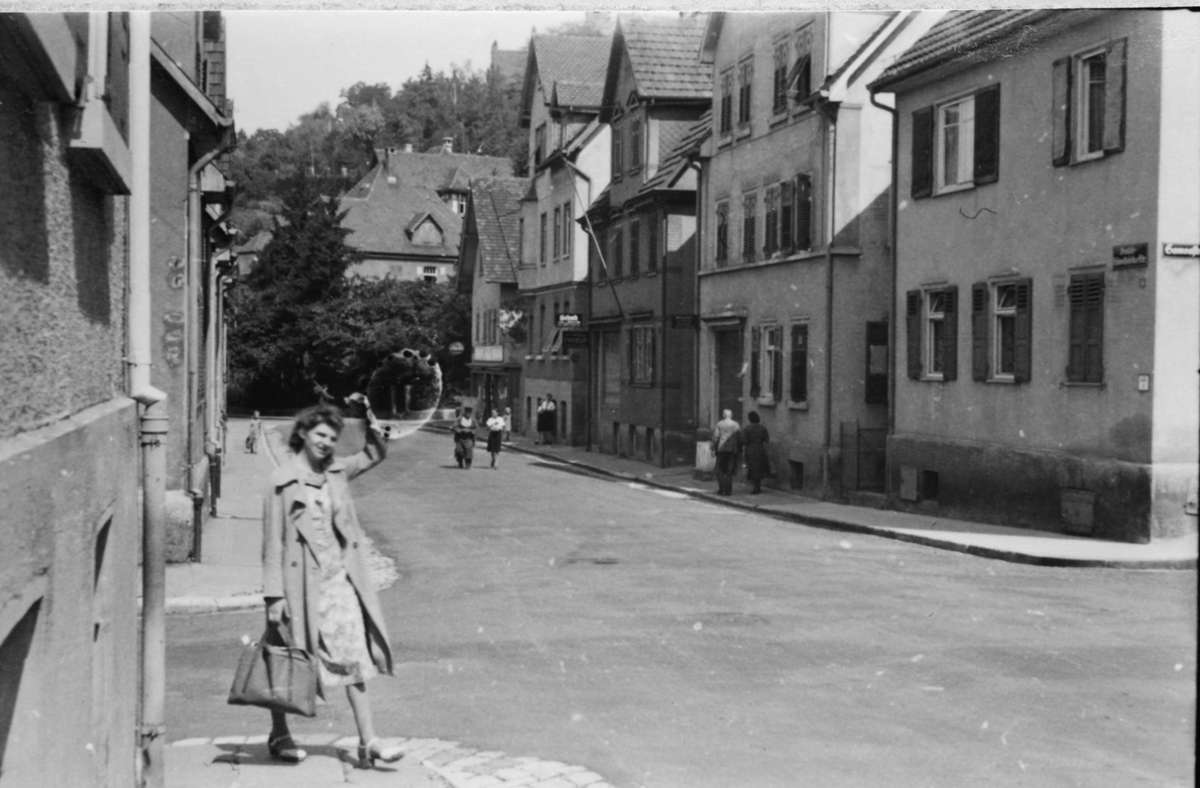 Kurze Röcke? Lange Röcke? Im Herbst 1942 ist das vor allem eine Frage des verfügbaren Stoffs. Weitere Eindrücke aus dem Leben in Stuttgart 1942 zeigt die Bildergalerie.