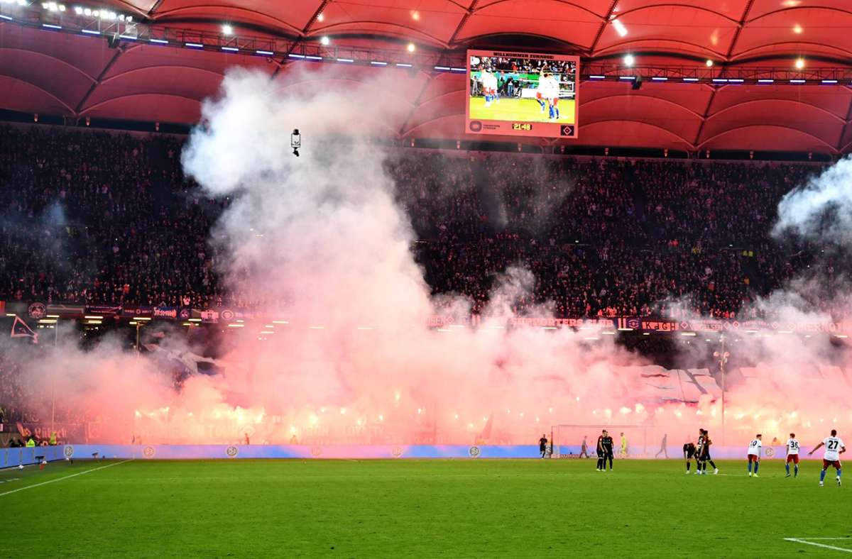 Doktorarbeit zu Fans in den Fußballstadien: Geldstrafen für Pyrotechnik kaum Einfluss auf Verhalten