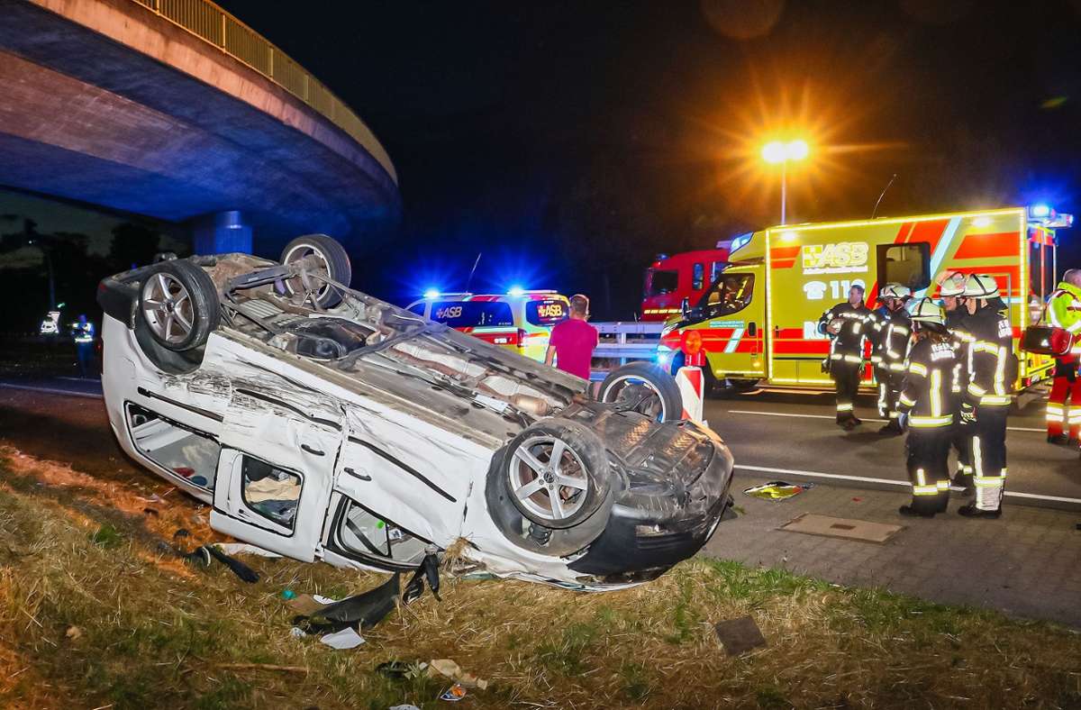 Bei Ludwigsburg: Unfall mit mehreren Verletzten auf der B27 –  Auto liegt auf dem Dach