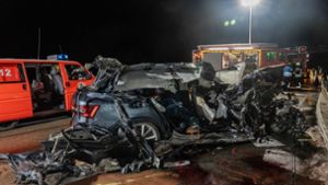 Auto fährt in geparkten Laster – 19-Jähriger stirbt