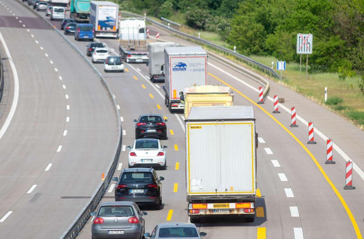 Stau auf der B10 bei Deizisau: Auffahrunfall sorgt für erhebliche Verkehrsbehinderungen