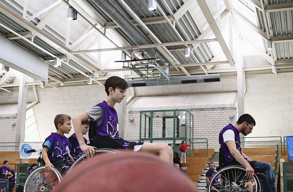 Beim Rollstuhlbasketball kommt es nicht nur darauf an, den Ball durch den Korb zu werfen, sondern auch darauf, das Sportgerät Rollstuhl zu beherrschen. Foto: Herbert Rudel -  Herbert Rudel