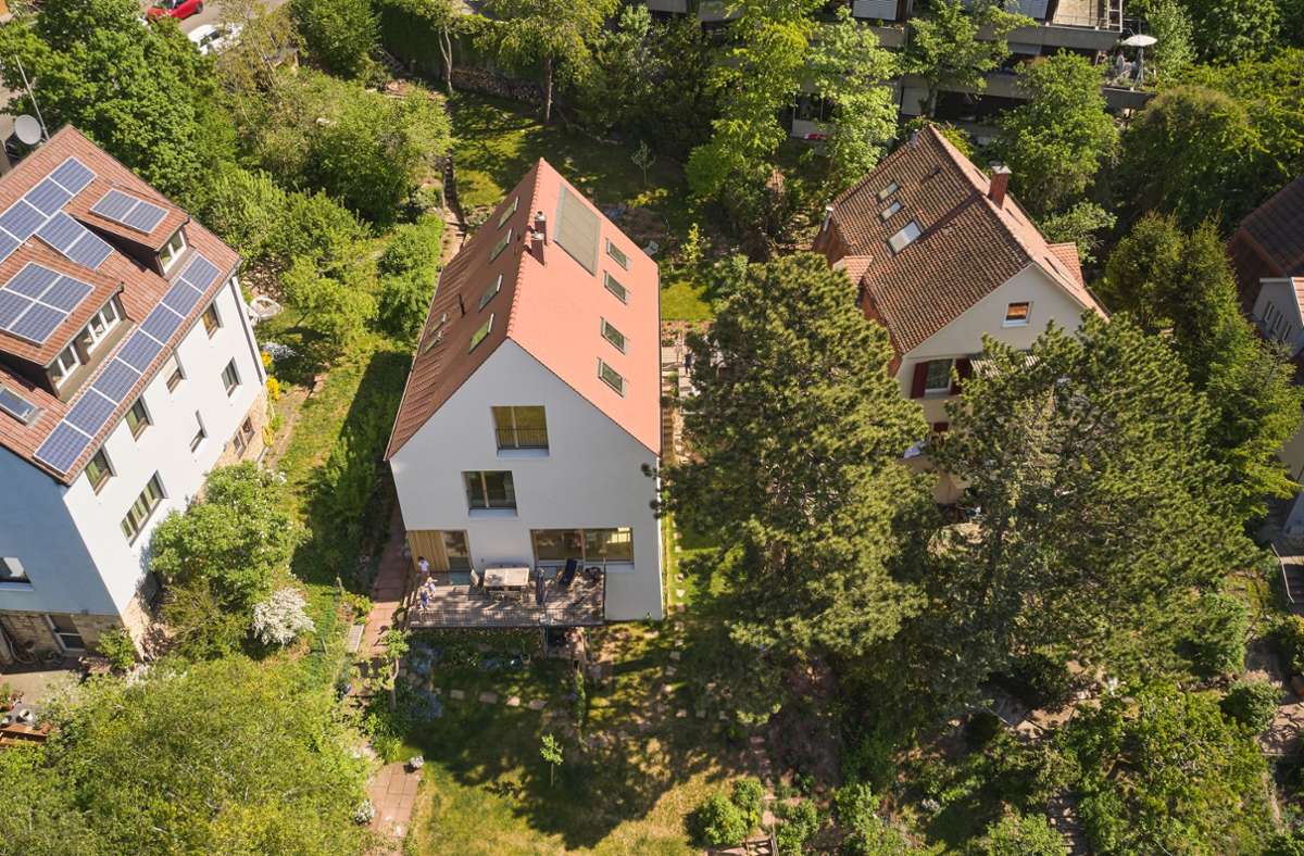 Ein abbruchreifes Haus mit drei dunklen Wohnungen aus den dreißiger Jahren fanden die  Freys und Roths auf dem verwilderten Hanggrundstück im Stuttgarter Stadtteil Heslach vor. Sie machten daraus ein lichtdurchflutetes Doppelhaus für ihre beiden Familien.