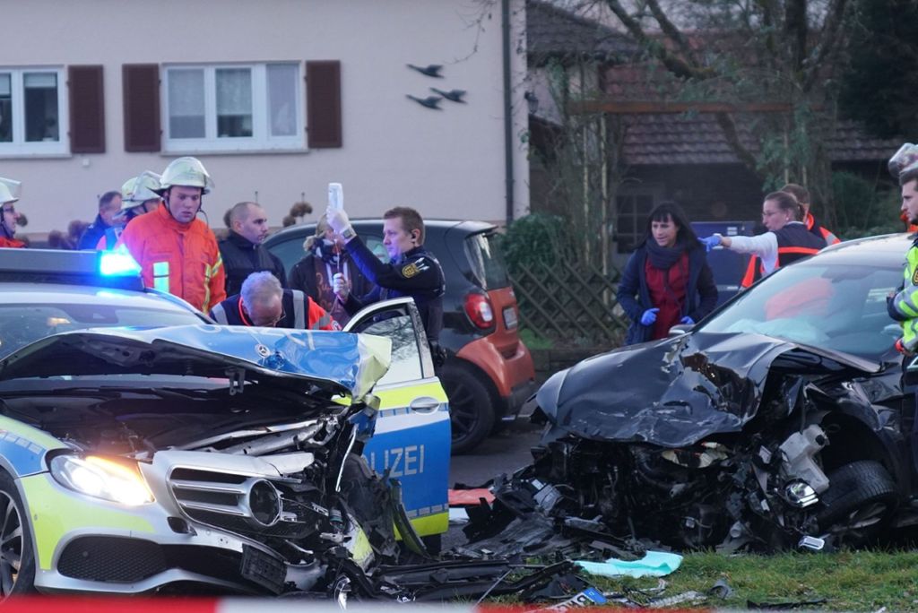 Flüchtiger ohne Führerschein verursacht mehrere Unfälle: Reichenbach: Polizistin schwer verletzt