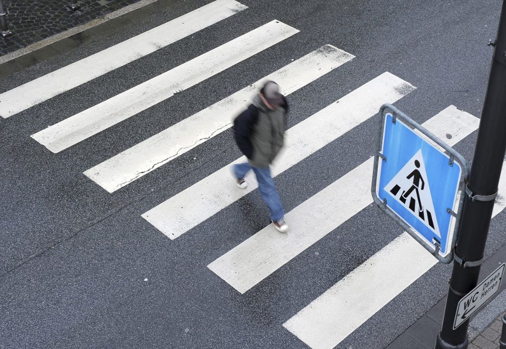 70-jähriger übersieht Fußgängerin: Filderstadt: Rentner fährt Fußgängerin auf Zebrastreifen an