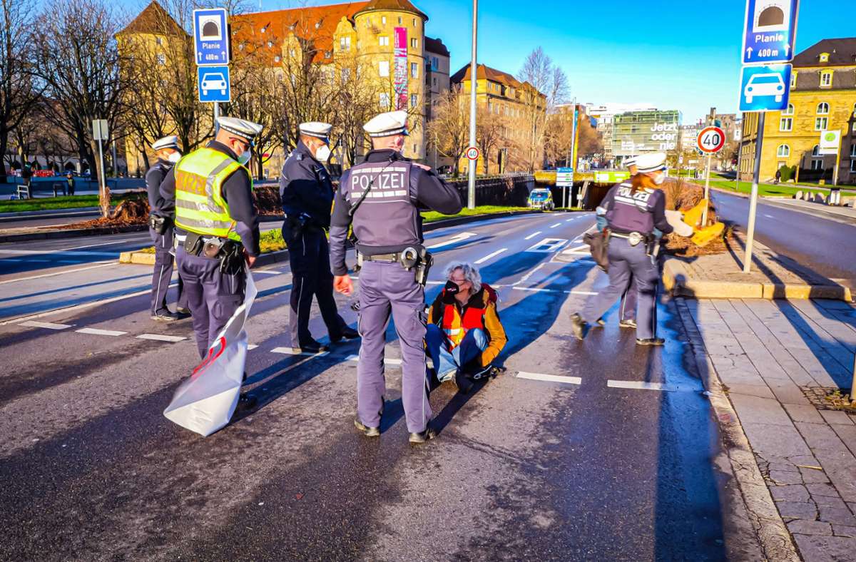 Straßenblockade in Stuttgart: Polizei muss Aktivisten vom Charlottenplatz tragen