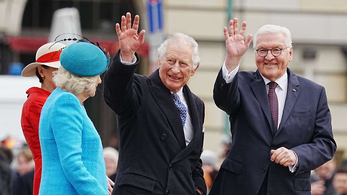 Britische Royals auf Staatsbesuch: König Charles III. in Berlin - Jubelrufe, Fähnchen, Scharfschützen