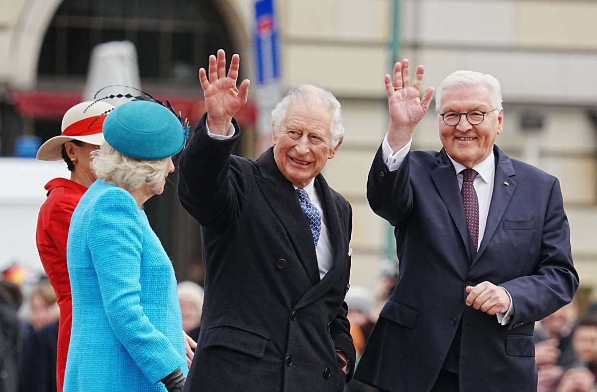 König Charles III.  und Königsgemahlin Camilla werden von Bundespräsident Steinmeier und seiner Frau Elke Büdenbender am Pariser Platz beim Brandenburger Tor empfangen.