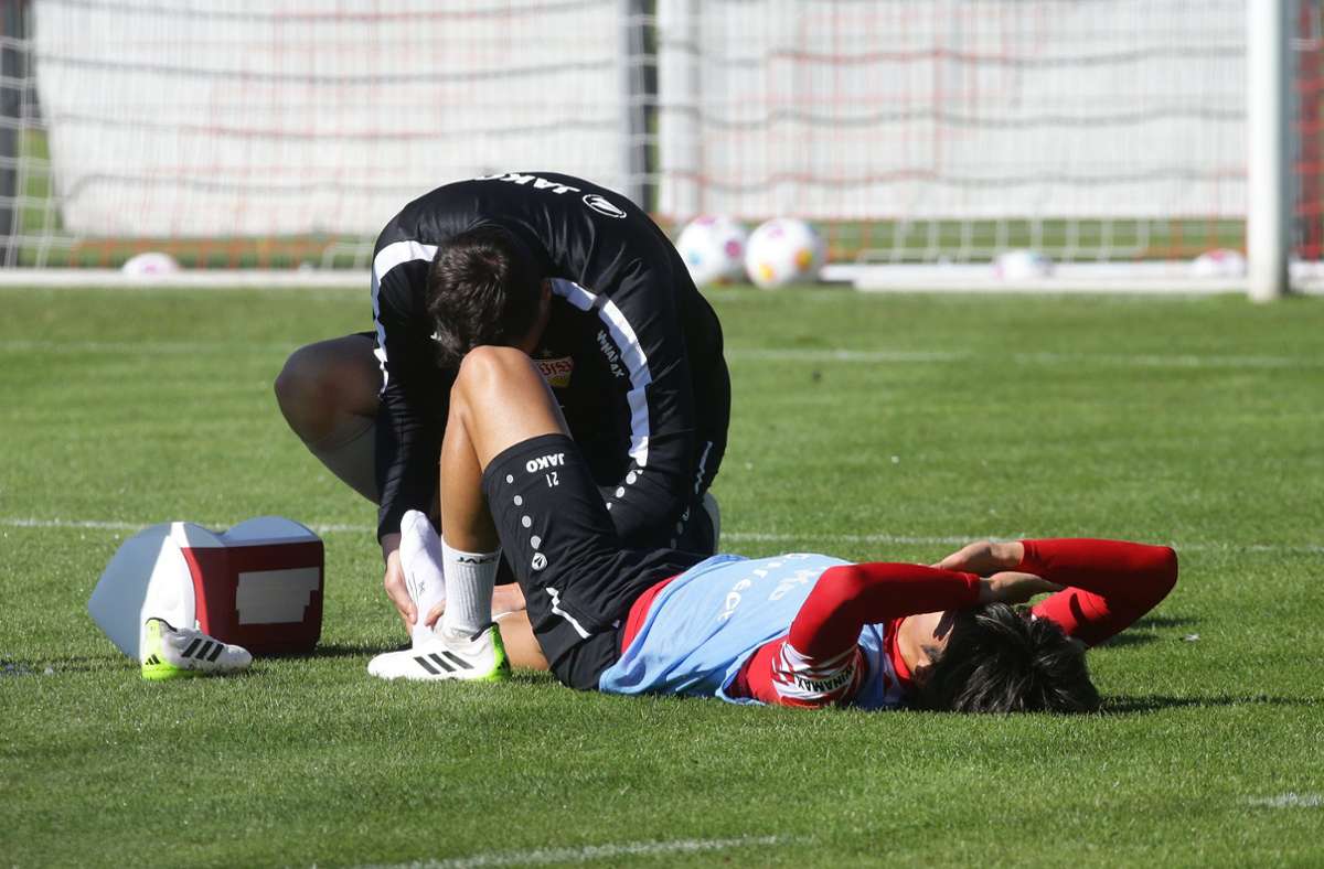 Der VfB-Verteidiger Hiroki Ito wird von Physiotherapeut Manuel Roth am Sprunggelenk behandelt. Sehen Sie in unserer Bildergalerie weitere Trainingsfotos.