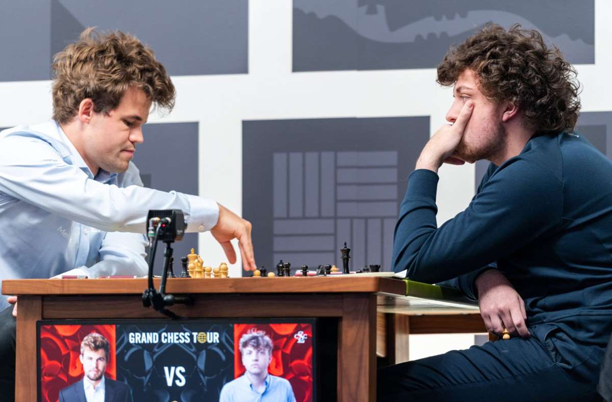 Magnus Carlsen (l.) und  Hans Niemann bei einem  Schachturnier Foto: dpa/Crystal Fuller
