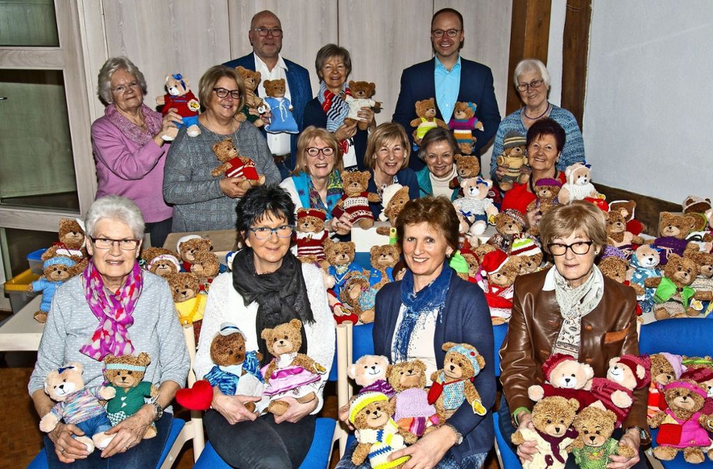 Landfrauen statten 85 „Hoffnungsbären“ für Kinder in Not und für Senioren aus: Köngen / Denkendorf: Hoffnungsbären von den Landfrauen