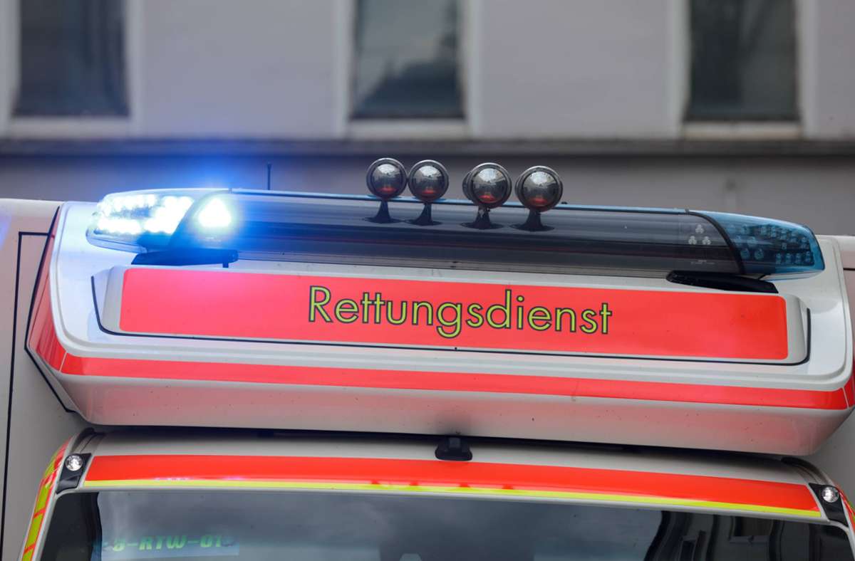 Vorfall in Baden-Württemberg: Zahlreiche Feiernde attackieren Rettungswagen