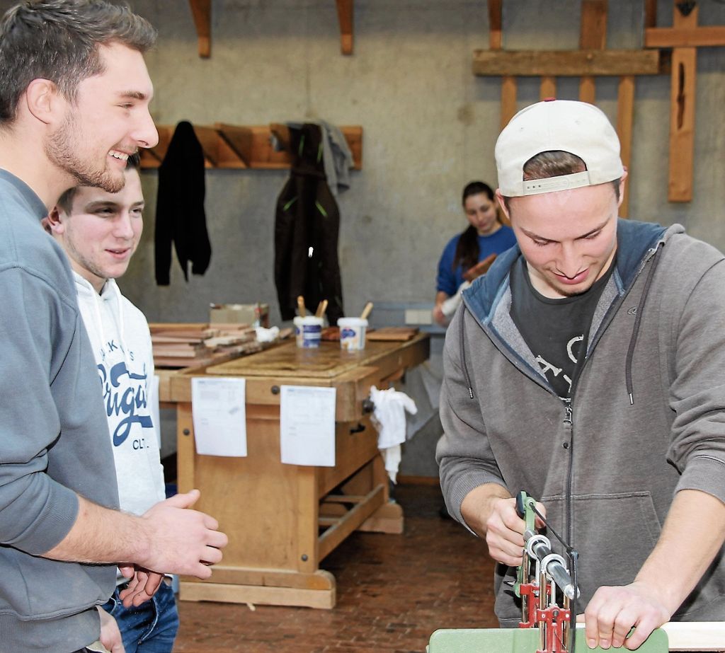 NüRTINGEN:  Messe in der Philipp-Matthäus-Hahn-Schule informiert angehende Azubis über die Sparten Metall, Kfz, Farbe, Holz und Bau: Einblicke in Berufswelten