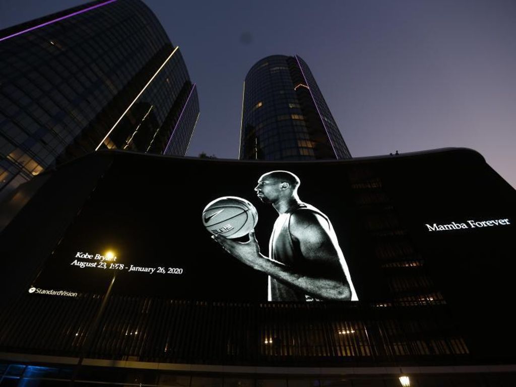 Ein Porträt des tödlich verunglückten Kobe Bryant wird auf einer Monitorwand vor dem Staples Center in Los Angeles angezeigt. Foto: Li Ying/XinHua/dpa