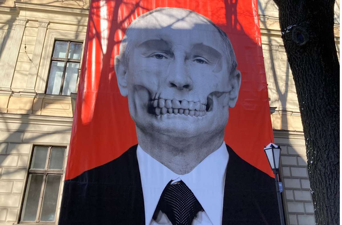 Lettlands Hauptstadt Riga: Großer Totenkopf-Putin blickt auf russische Botschaft