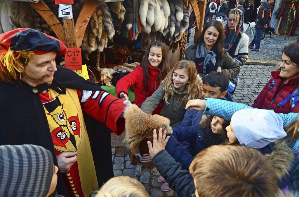 Auf dem Mittelaltermarkt lernen Schulklassen Sitten, Gebräuche und alte Handwerkskünste kennen: Führung für Kinder über den Esslinger Mittelaltermarkt
