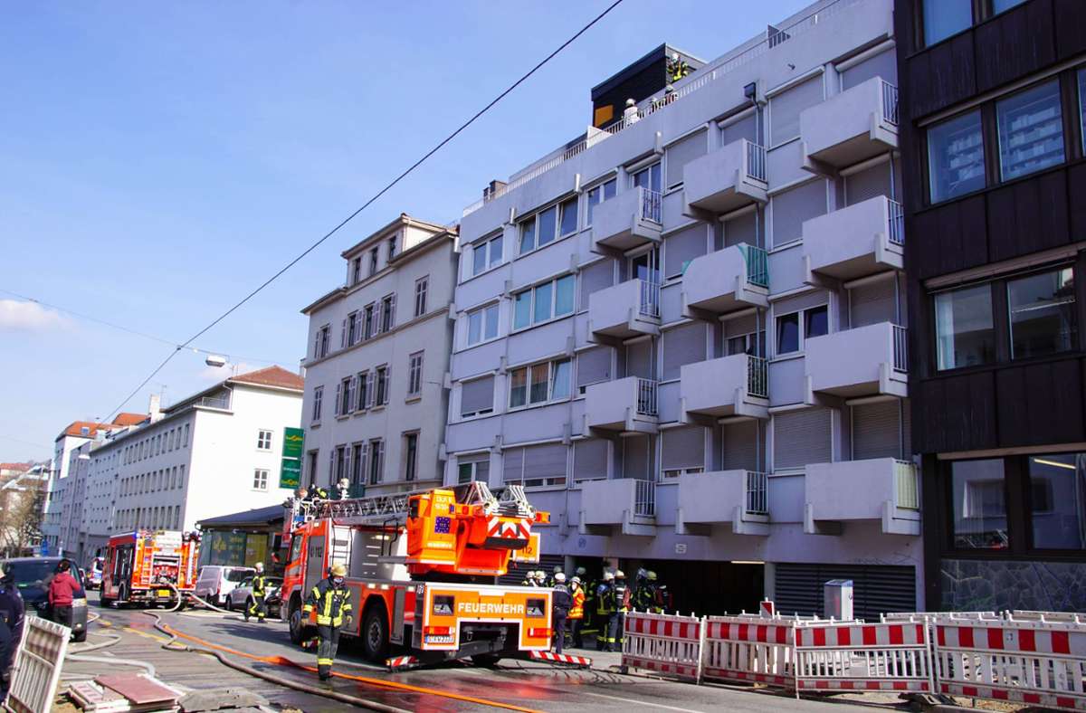 Die Feuerwehr löscht einen Brand in der Stuttgarter Olgastraße.