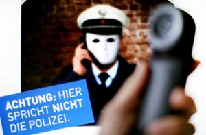 Die Polizei warnt vor Telefonbetrügern. (Symbolbild) Foto: picture alliance/dpa/Martin Gerten