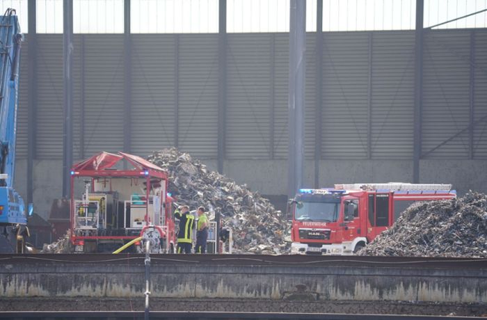 Brand in Deizisau: Schrottfahrzeuge auf Recyclinghof fangen Feuer