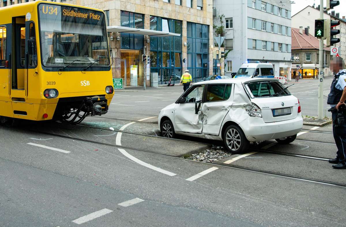 Unfall in Stuttgart-West: Autofahrerin biegt verbotenerweise ab und stößt mit Stadtbahn zusammen