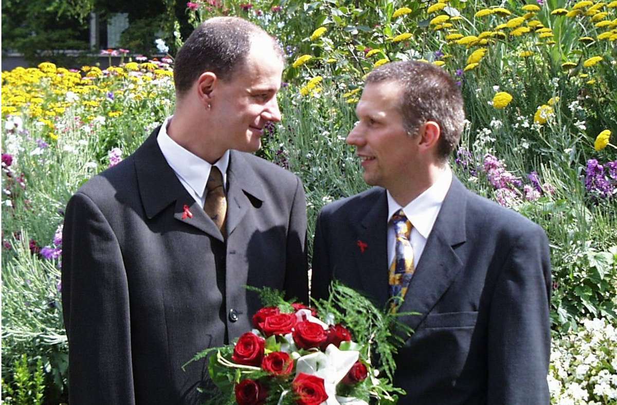 Am 1. August 2001 unterschrieben Michael  (links) und Ralf Nagel im Böblinger Landratsamt. Mit einer romantischen Trauung hatte dieser Verwaltungsakt jedoch wenig zu tun.