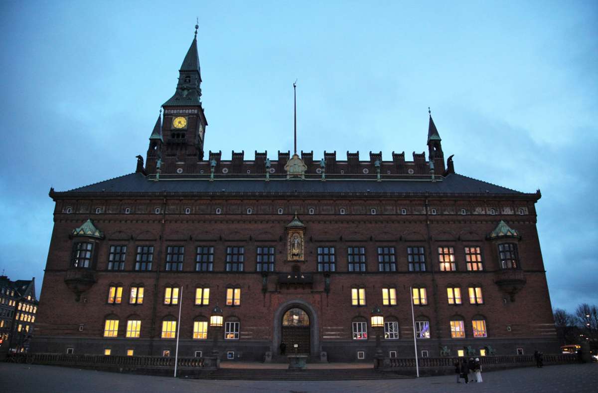 Das Rathaus von Kopenhagen wurde von 1892 bis 1905 nach Entwürfen von Martin Nyrop im nationalromantischen Stil errichtet. An diesem Ort hat  Kronprinz Frederik  am  17. Januar 2023  das Jahr der Architektur eingeläutet. In den kommenden drei Jahren darf sich  Kopenhagen „Welthauptstadt für Architektur“ nennen. Unter anderem zeichnet sich die dänische Hauptstadt durch ein schlüssiges Nebeneinander von alter und moderner sowie  innovativer  Architektur aus.