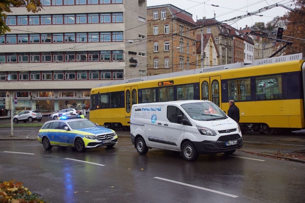 13.11.2018 In Stuttgart hat sich ein Unfall zwischen einem Kastenwagen und einer Straßenbahn ereignet.