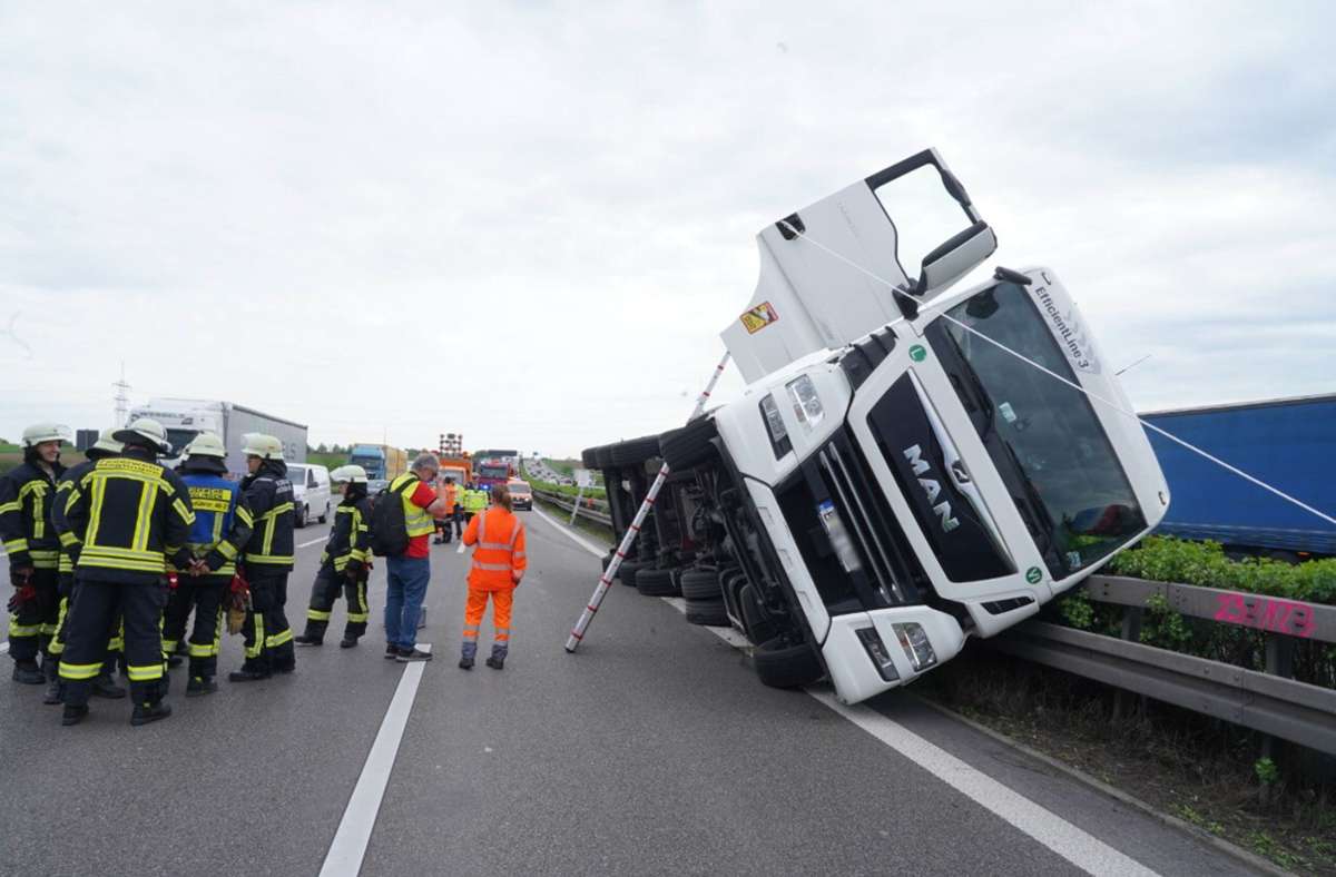 Lkw auf A81 bei Stuttgart umgekippt: Schwierige Bergung – noch lange mit Stau-Chaos zu rechnen