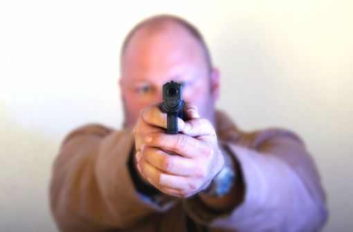 Der Mann bedrohte die Familie mit einer Waffe. (Symbolbild) Foto: imago/blickwinkel/imago stock&people