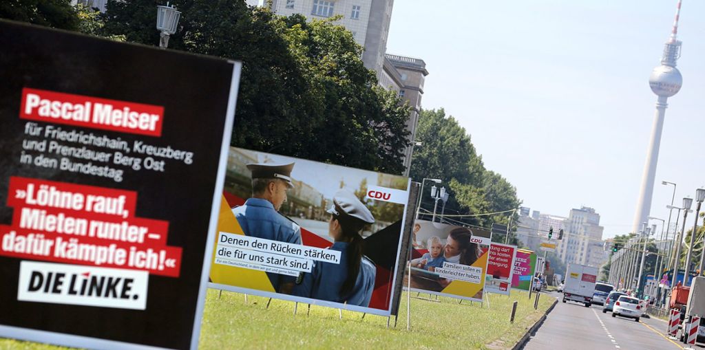 Plakate zur Bundestagswahl werden im Südwesten aufgehängt