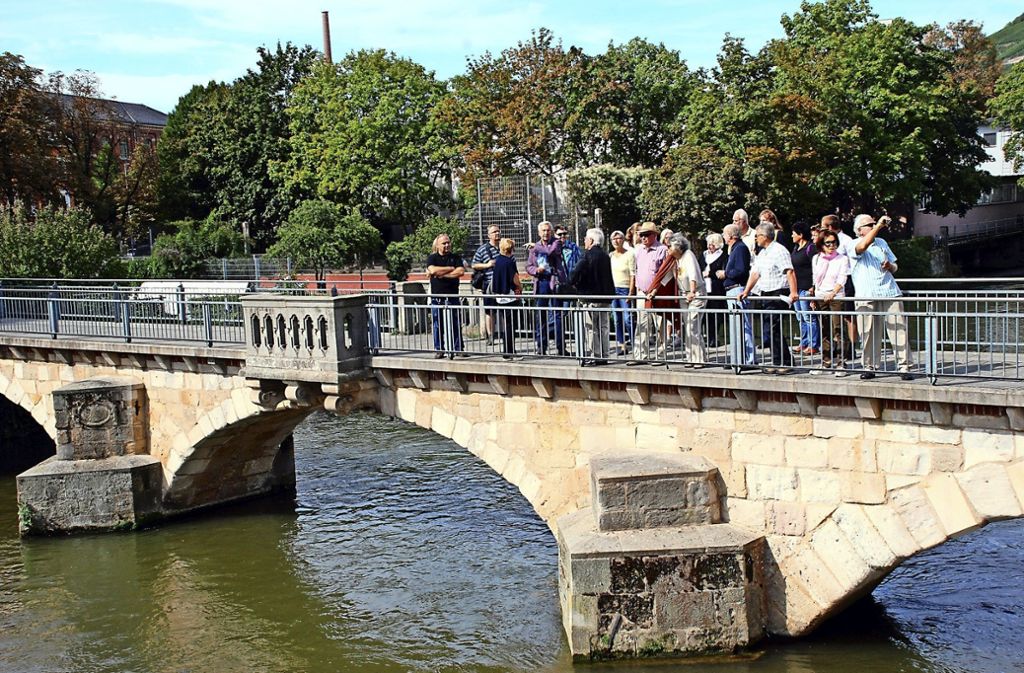Den ganzen Tag ziehen Gruppen mit Stadtführern durch Esslingen. Die Agnesbrücke  bietet sehr schöne Ausblicke.