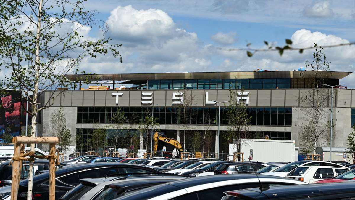 Stromausfall bei Tesla: Brennender Strommast sorgt für Ausfälle rund um Tesla-Werk