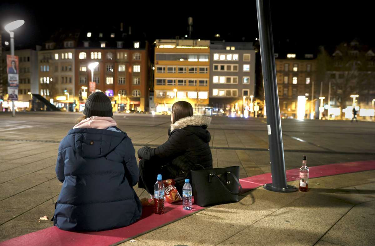Einfach nur raus und mal etwas erleben: zwei Teenager am Marienplatz.