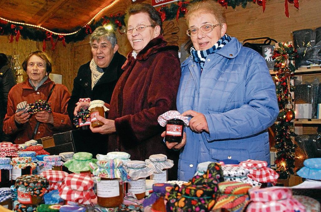 600 Gläser Marmelade, 60 Paar selbst gestrickte Socken und jede Menge Plätzchen verkauften die Landfrauen am EZ-Stand. Foto: Stotz