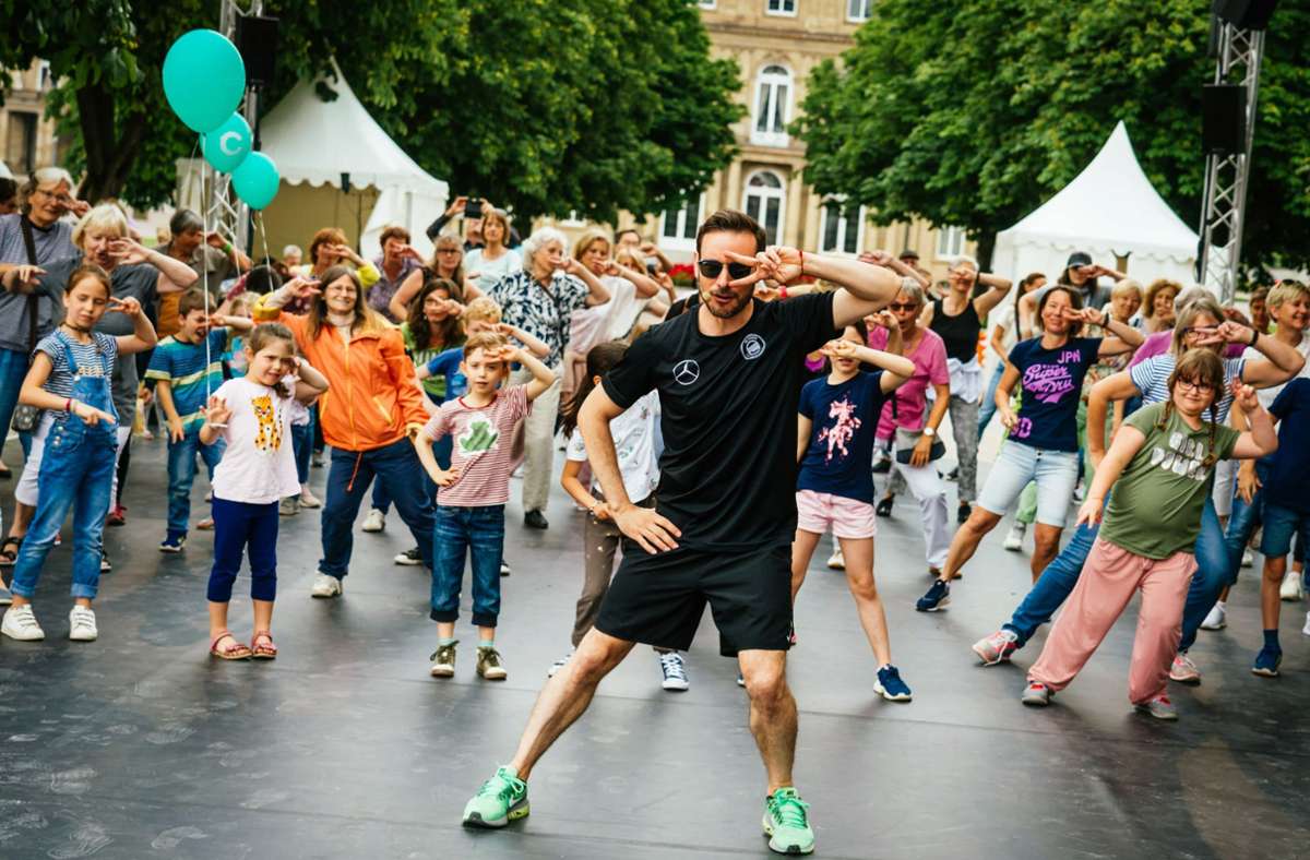 Am Wochenende lädt Eric Gauthier  wie schon beim vergangenen Colours-Festival auf dem Schlossplatz zum Mittanzen ein. Foto: Simon Wachter/GD