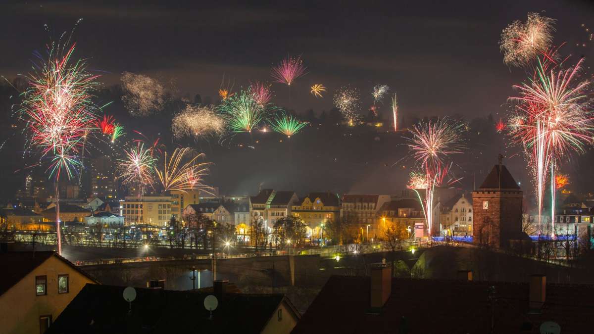 Silvester in Esslingen: Buntes Feuerwerk über der Stadt