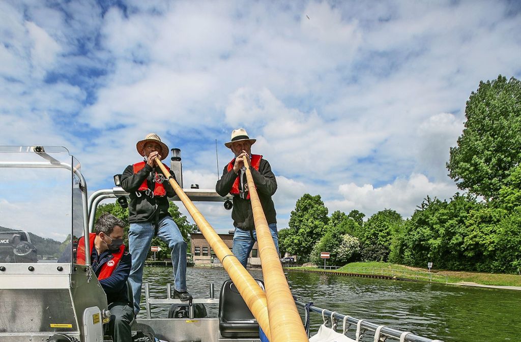 Eckhart Fischer und Klaus Bindner spielen auf dem Rettungsboot: Alphornklänge auf den Neckarwellen