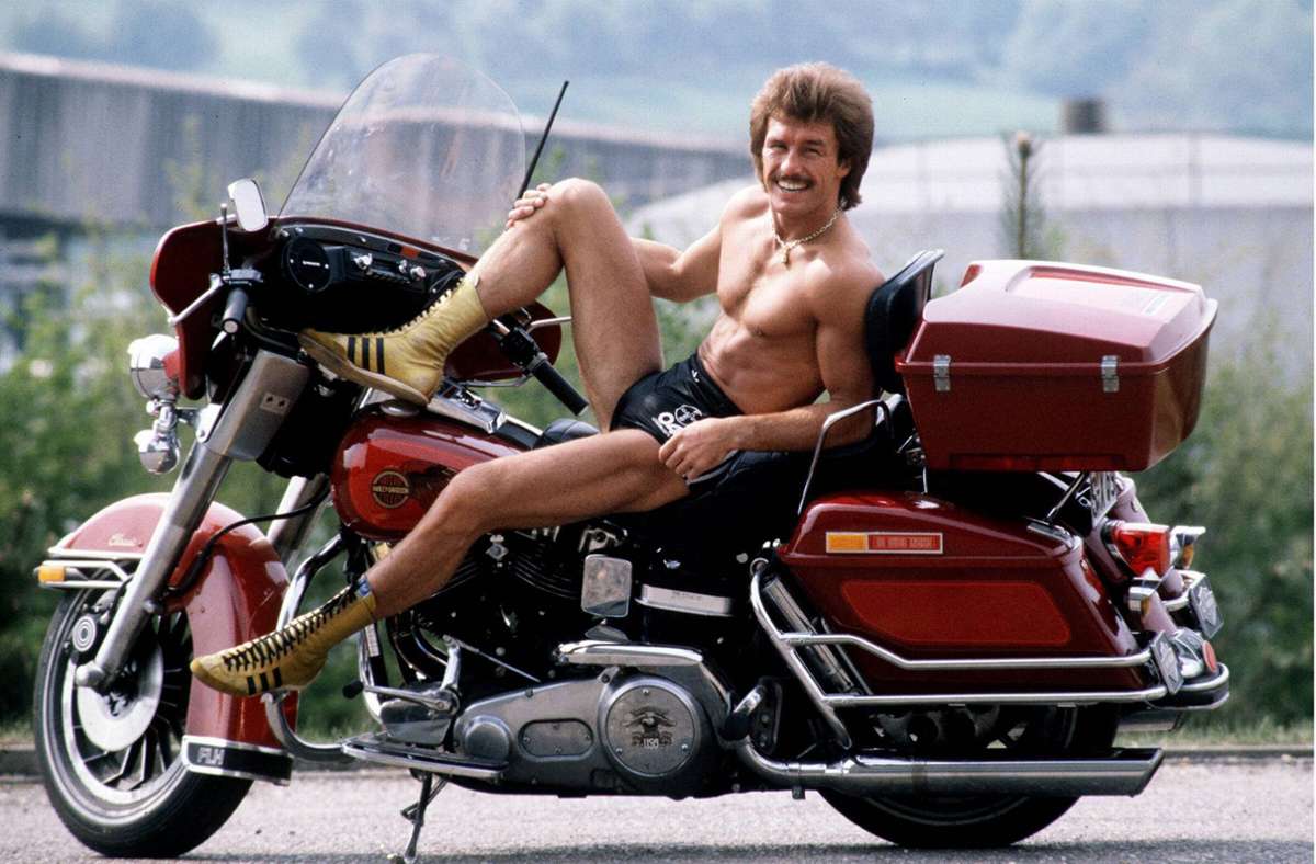 René Weller  oberkörperfrei auf einer Maschine des US-amerikanischen Motorradherstellers Harley Davidson.