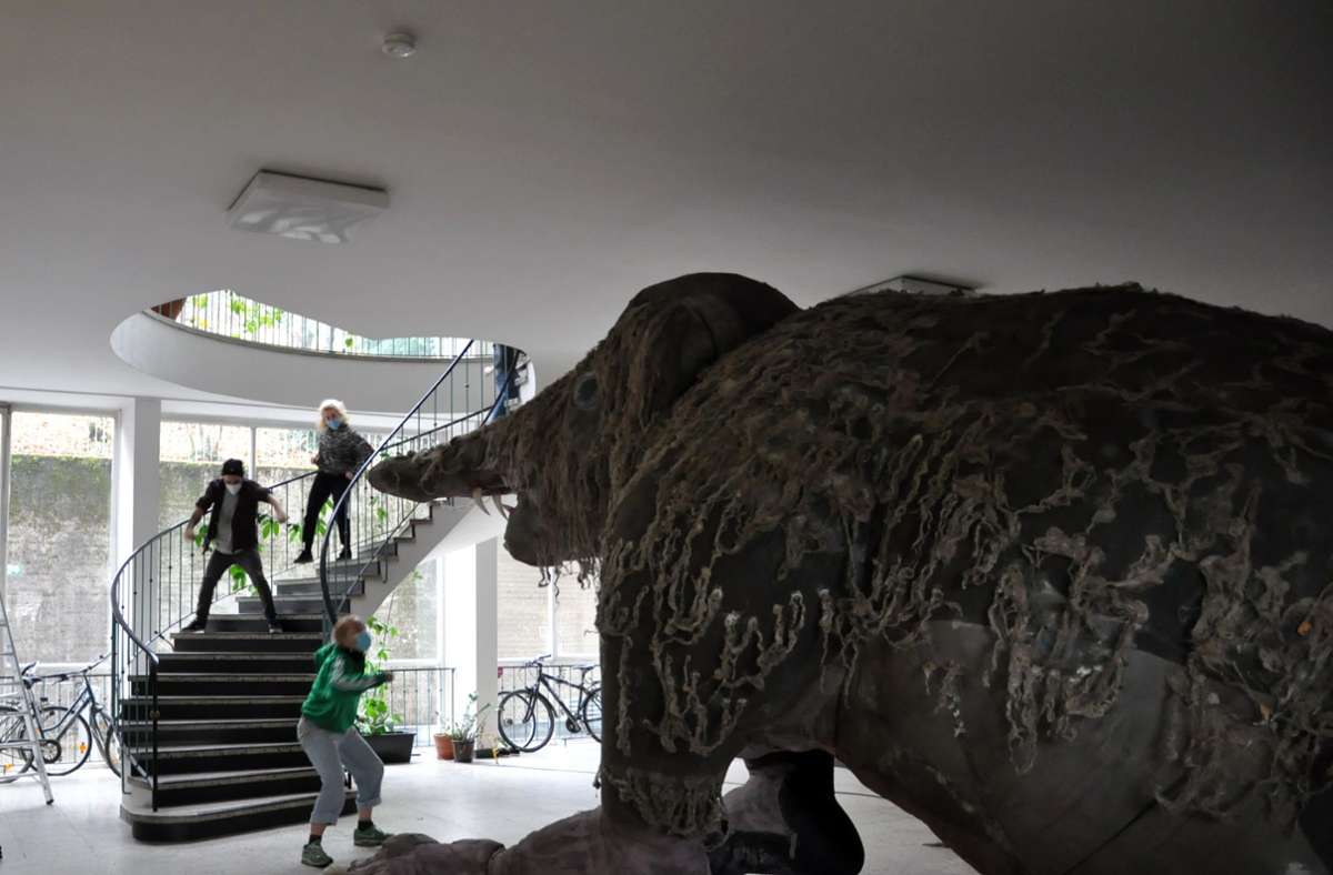 Das riesige Stofftier – ein russischer Desman – ist ohne Schwanz acht Meter lang, mit 16 Meter und vier Meter hoch.