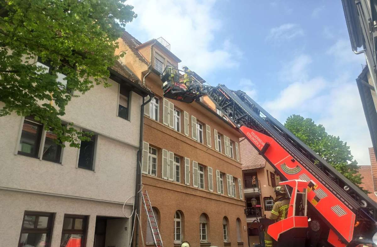 Feuerwehreinsatz in Esslingen: Schwelbrand zwischen zwei Gebäuden