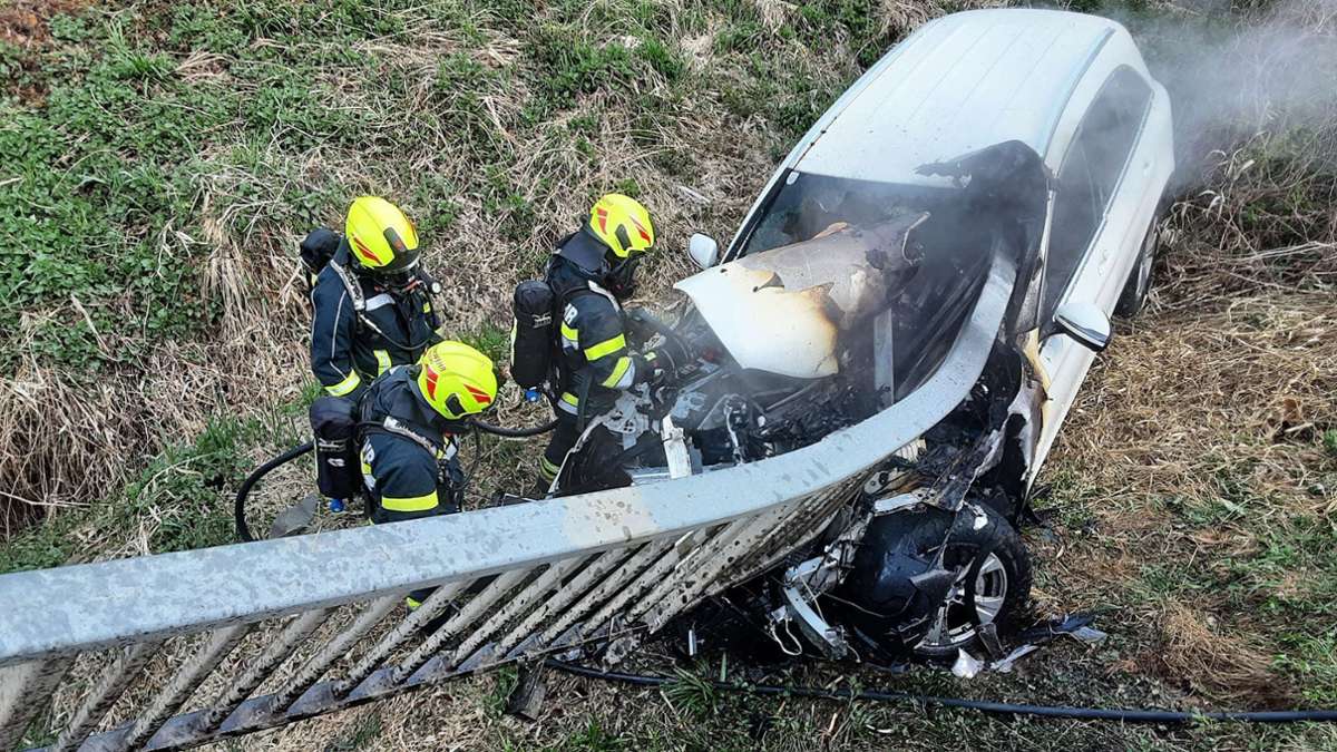 In Österreich: Brückengeländer durchbohrt bei Unfall Auto –  Fahrerin gerettet